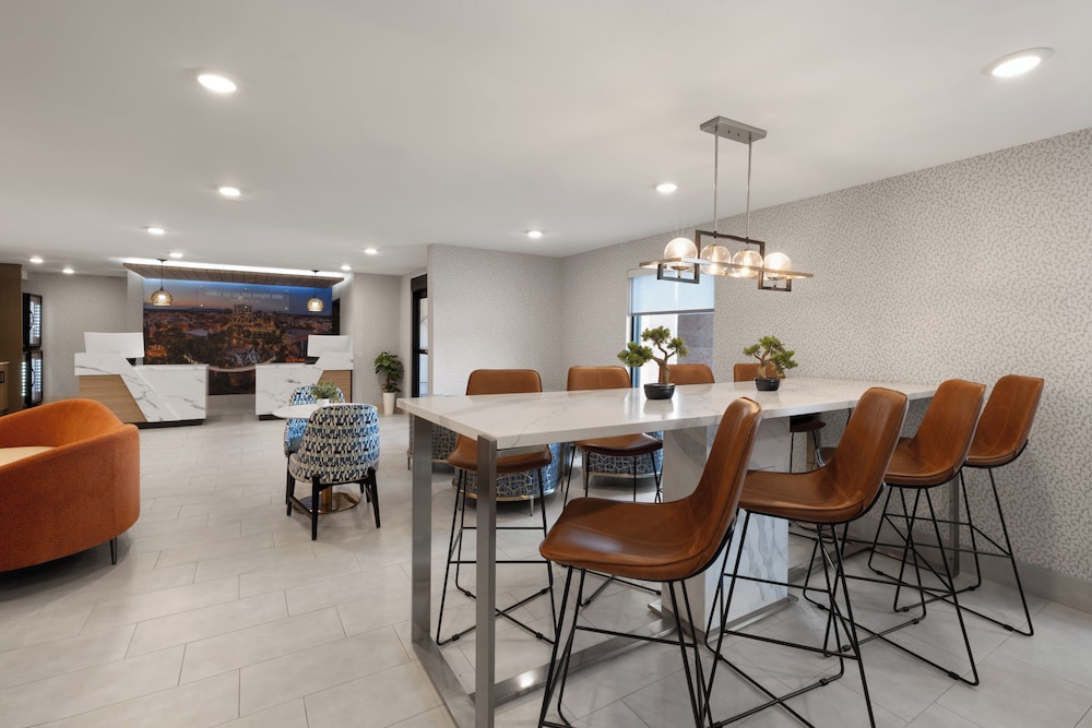 La Quinta Inn & Suites by Wyndham Greenville 50/61