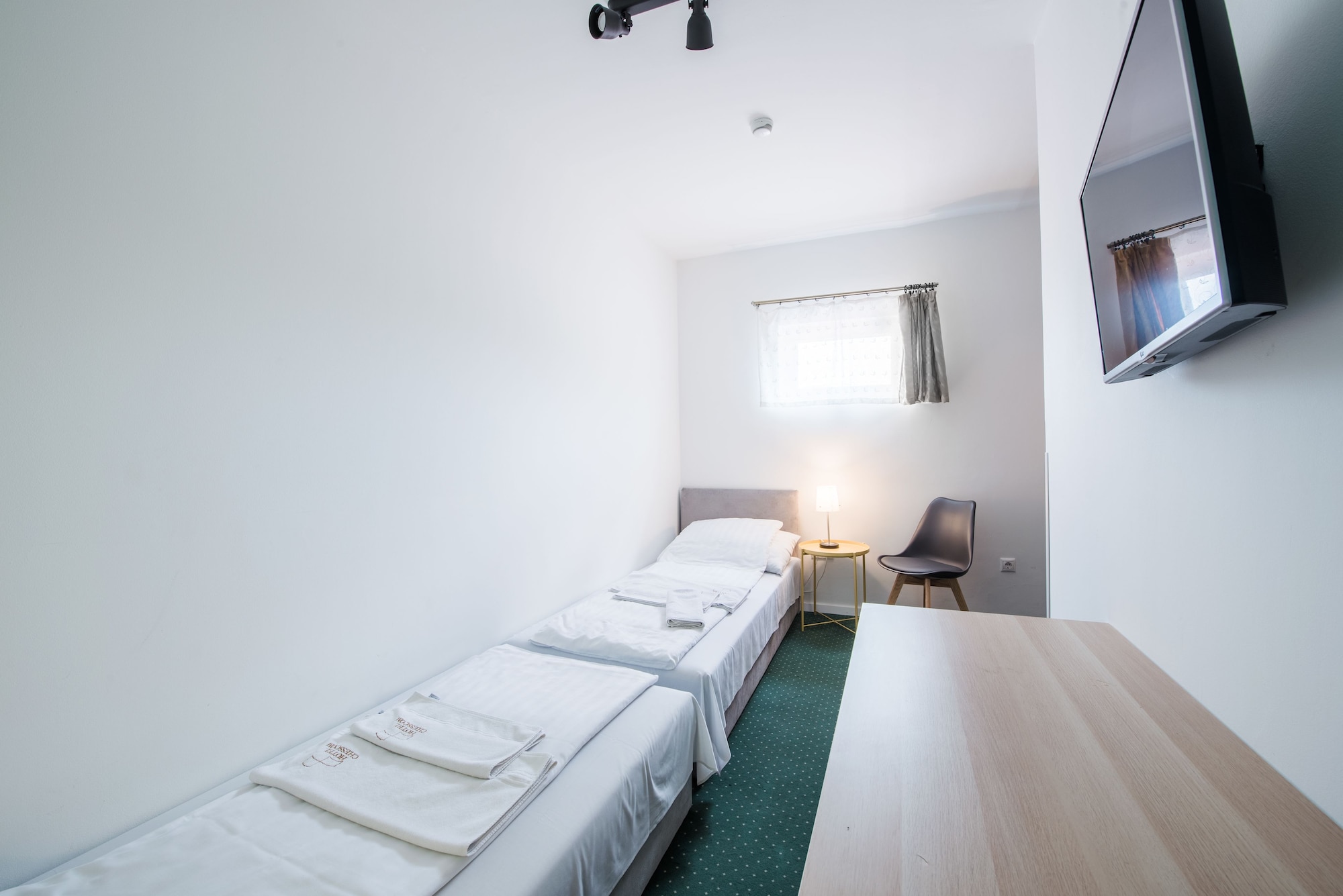 COMPACT, TWIN BEDS