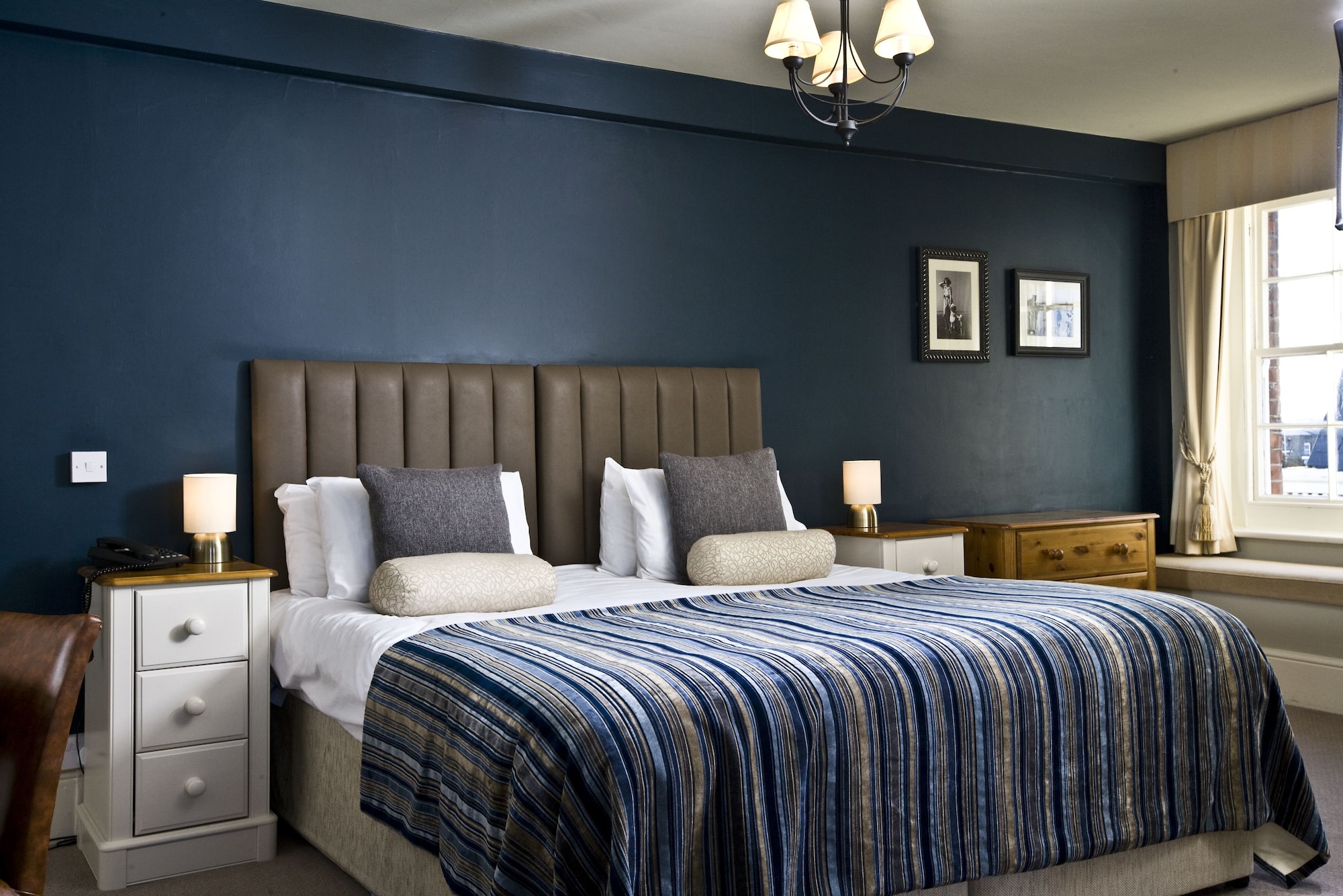 غرفة عائلية بسرير كينج وسرير فردي