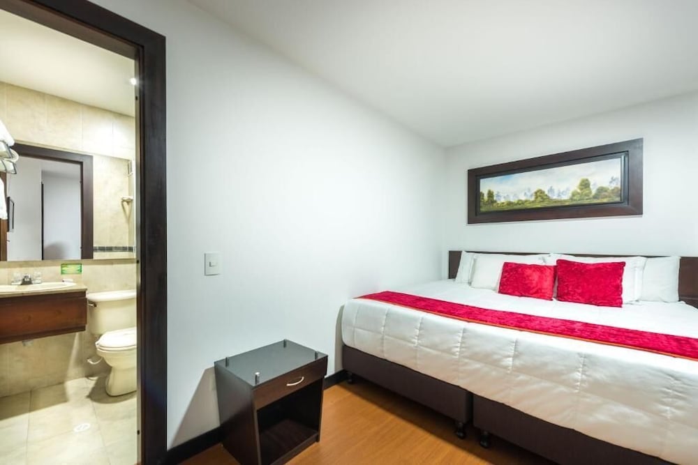 DELUXE, KING BED
