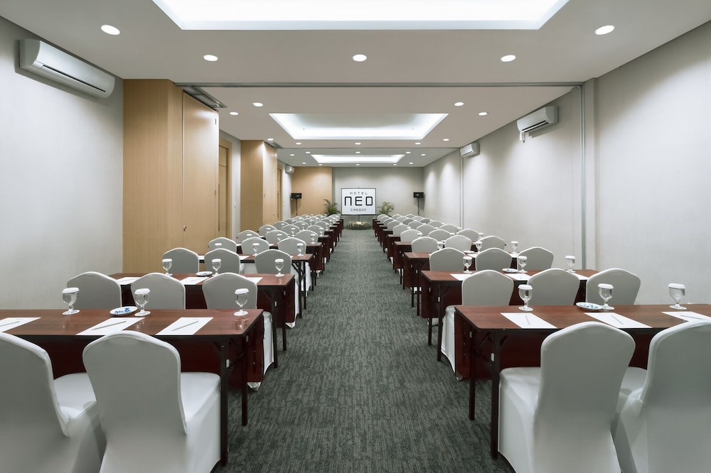 Hotel Neo Cirebon 42/51