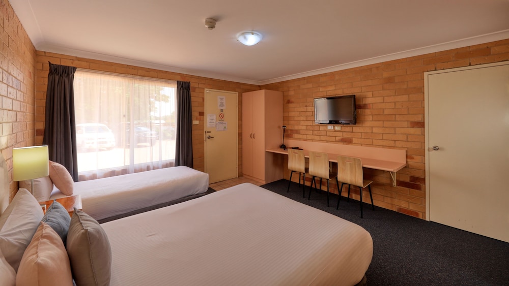 غرفة قياسية بسريرين منفصلين وسرير كوين وسرير فردي