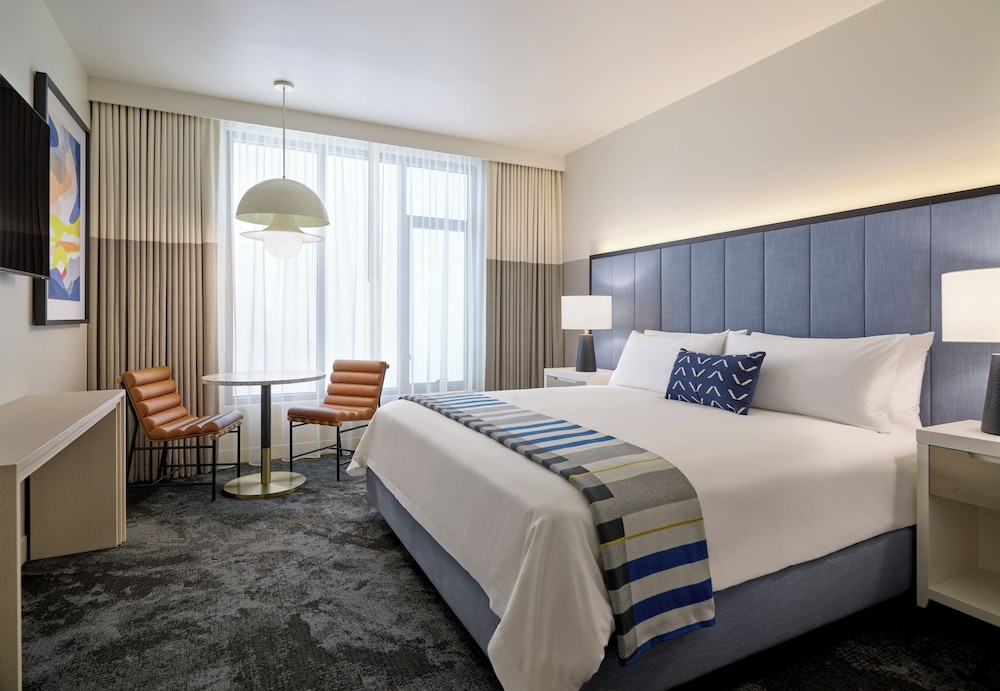 Aspen, Suite, King Bed, Sofa، Limelight Boulder 2/5