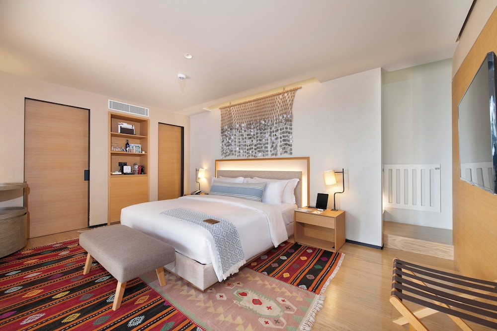 Ridge, Family, King Bed, Pool and Sea View, Terrace