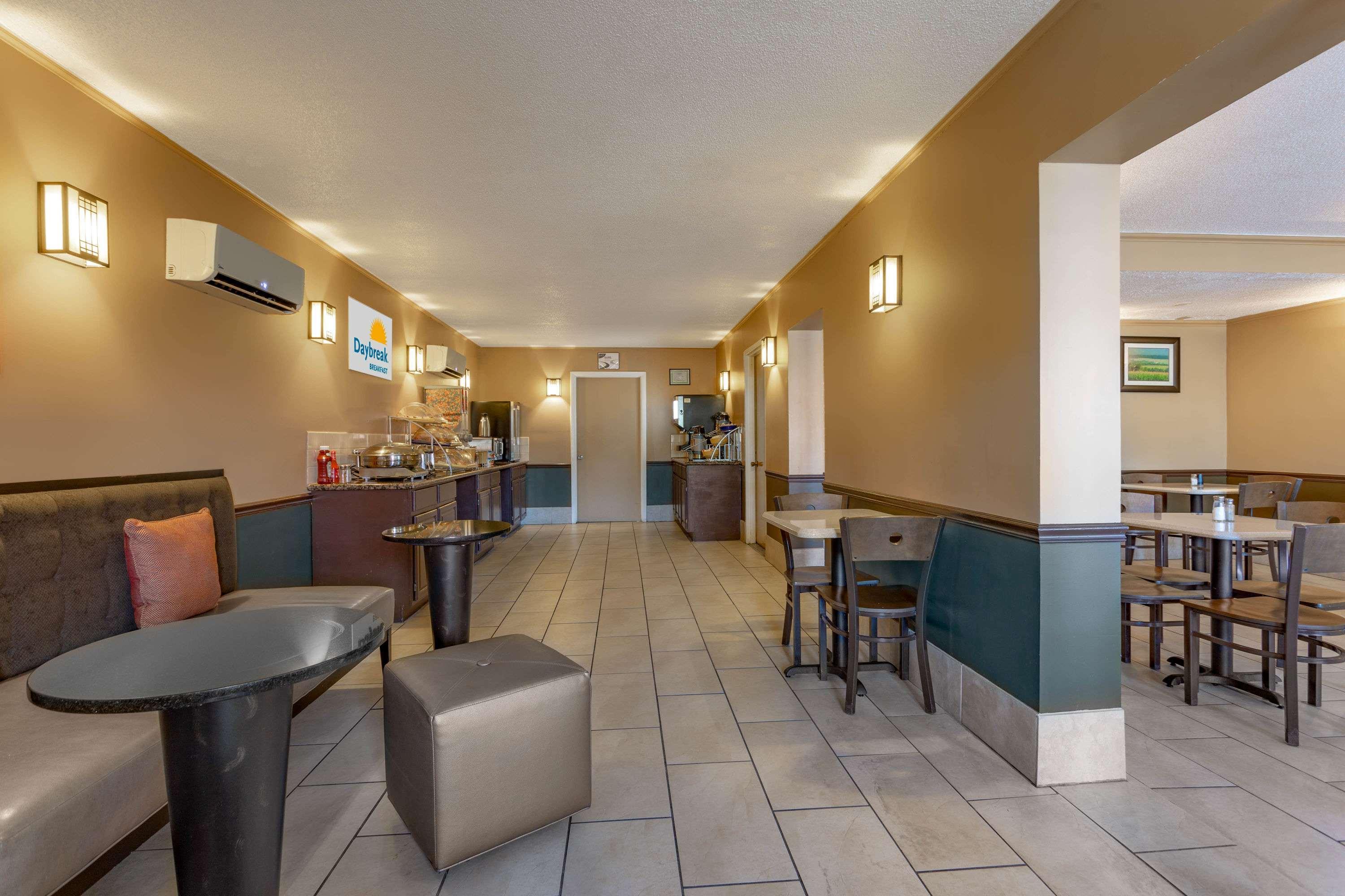 Days Inn By Wyndham Breezewood 28/34