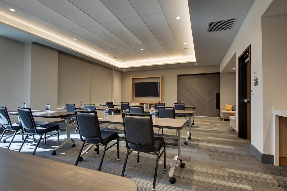 Hyatt House Oak Brook 56/64