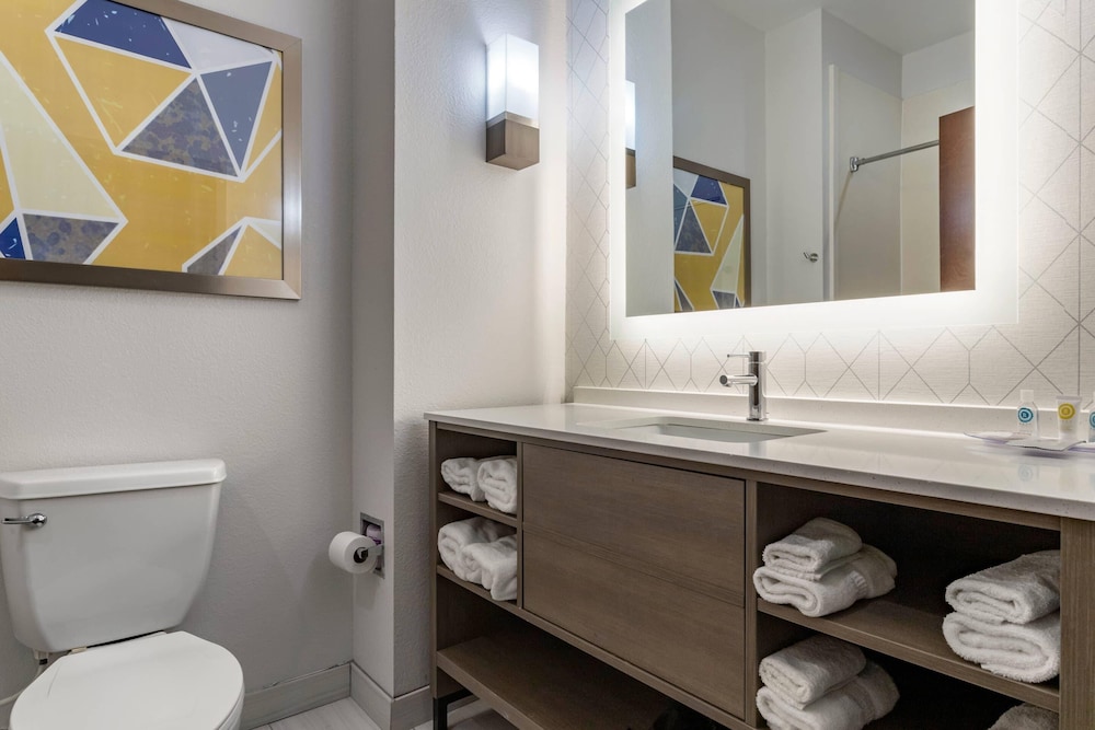 Comfort Inn & Suites Orlando Sanford Airport 50/54