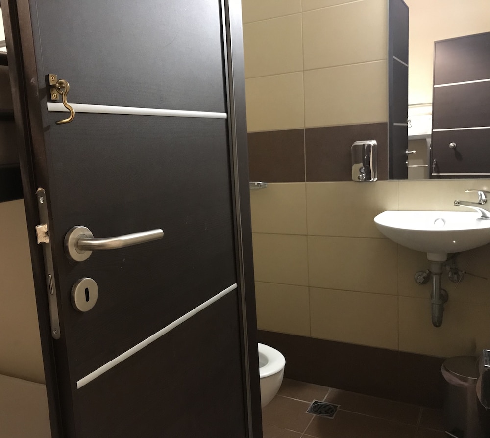 Pella Inn Hostel 34/36