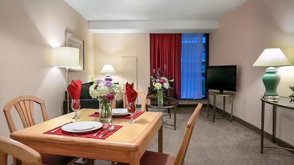 Cartier Place Suite Hotel 46/64