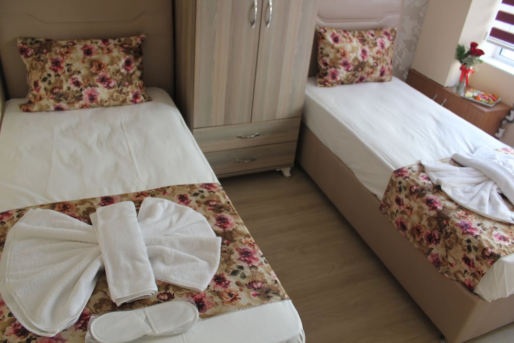 Gorur Hotel 8/30