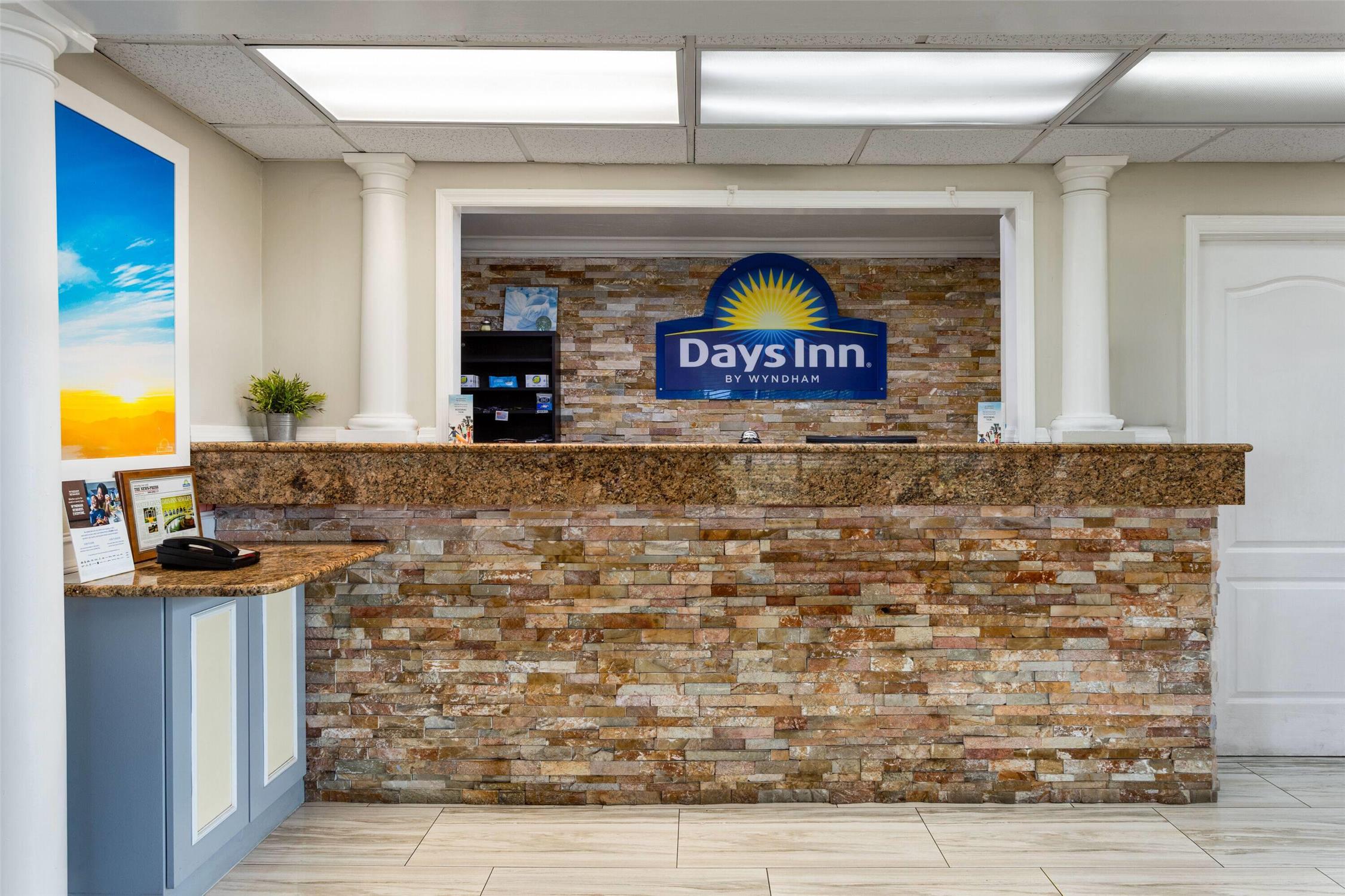 Days Inn by Wyndham Fort Myers Springs Resort 10/43