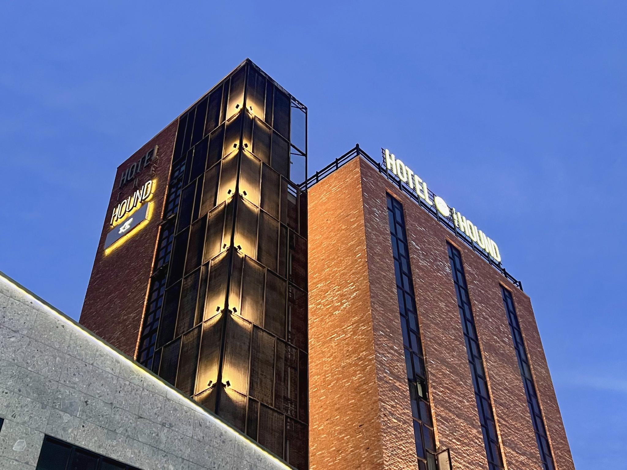 The Hound Hotel 12/45