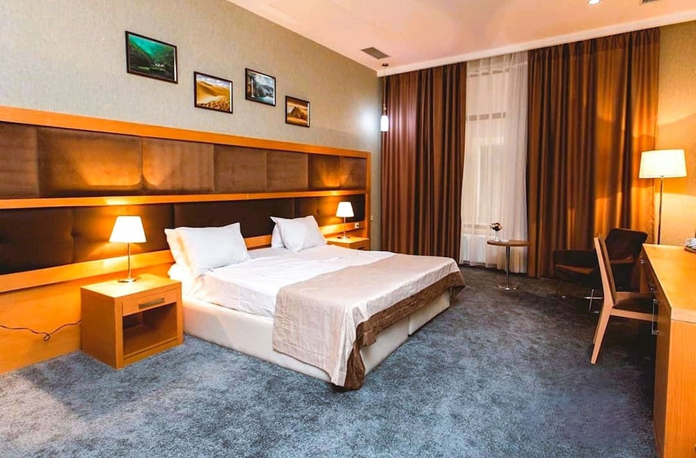 Room, Double or Twin Bed, City View, Pool Access