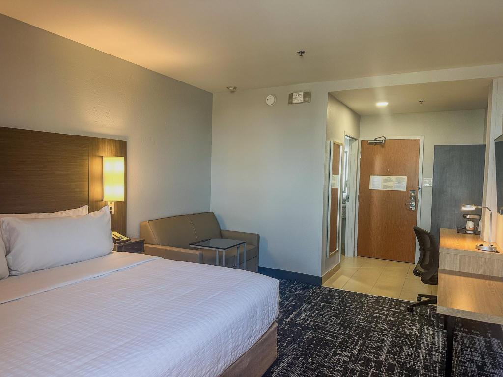 ROOM, KING BED
