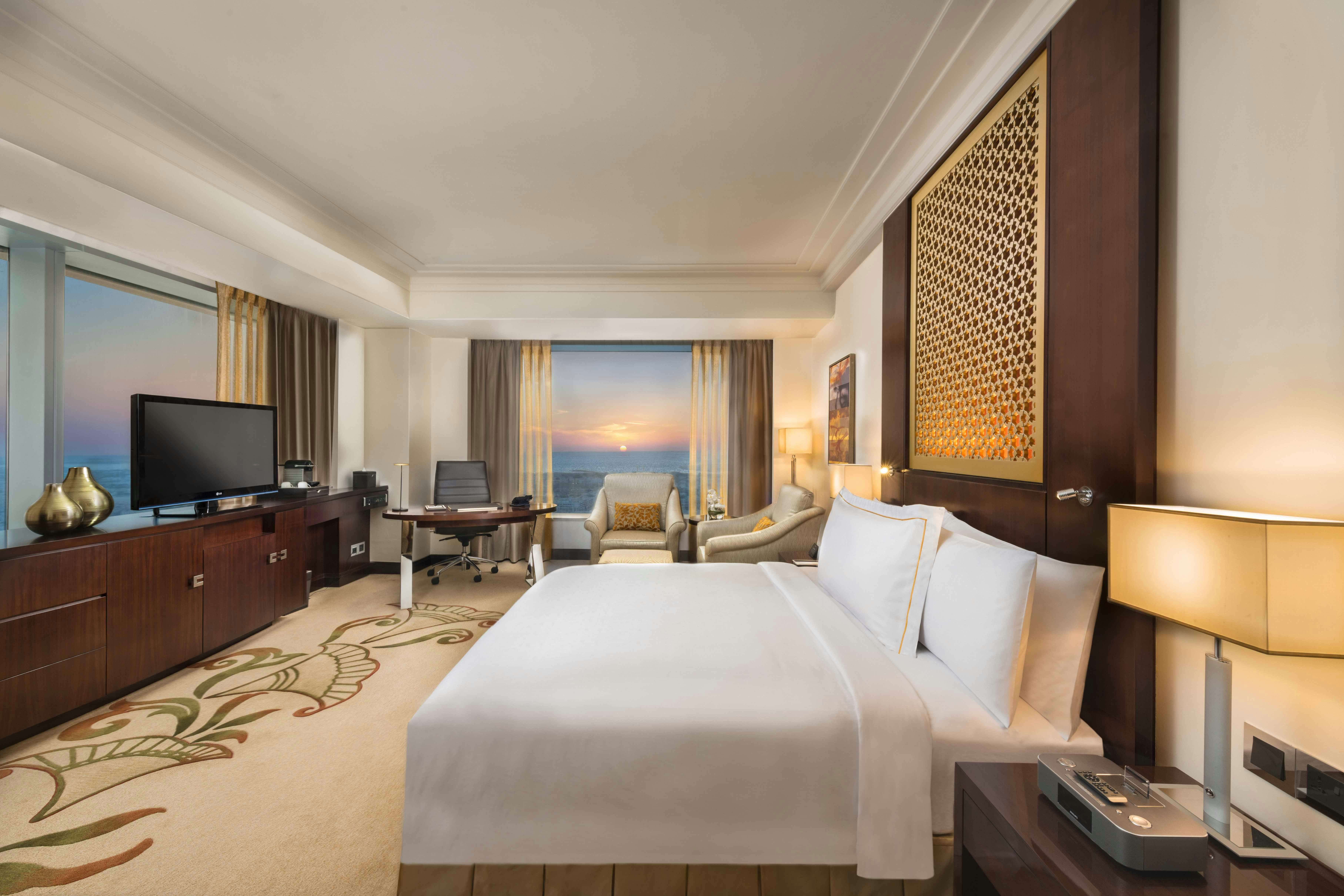 DELUXE, KING BED, SKYLINE VIEW