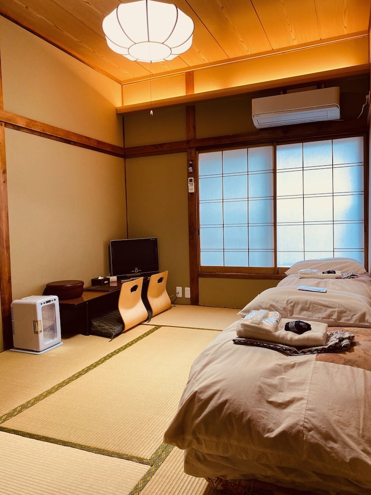 JAPANESE, TWIN BEDS, SHARED BATHROOM