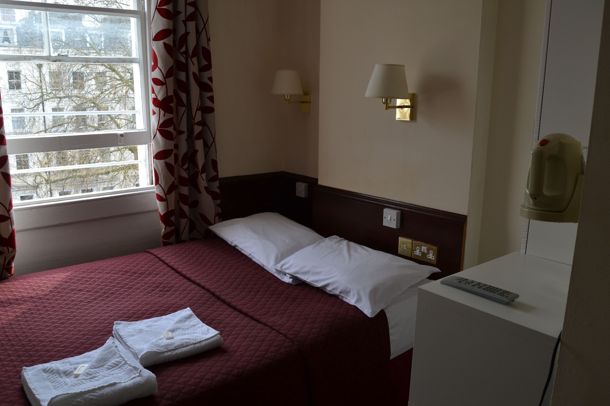 ROOM, DOUBLE BED