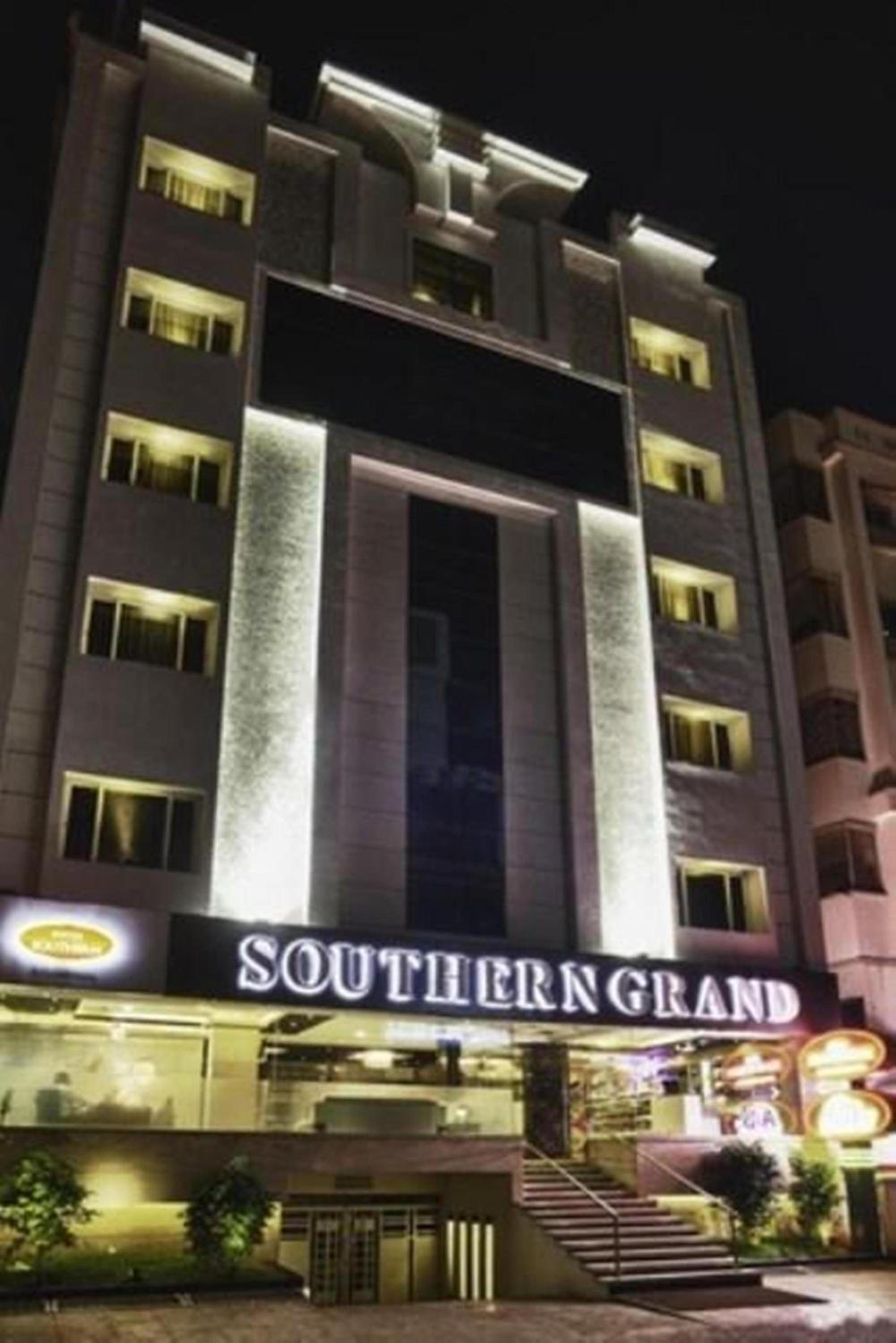 Hotel Southern Grand 1/53