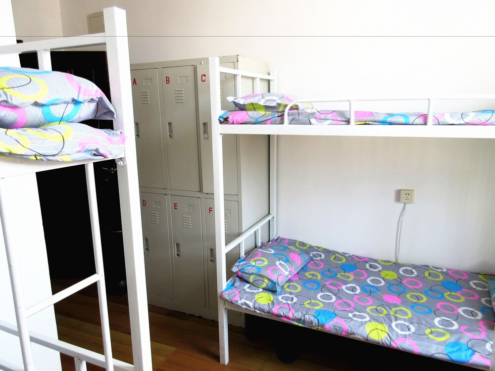 25 Four Seasons Youth Hostel 22/29