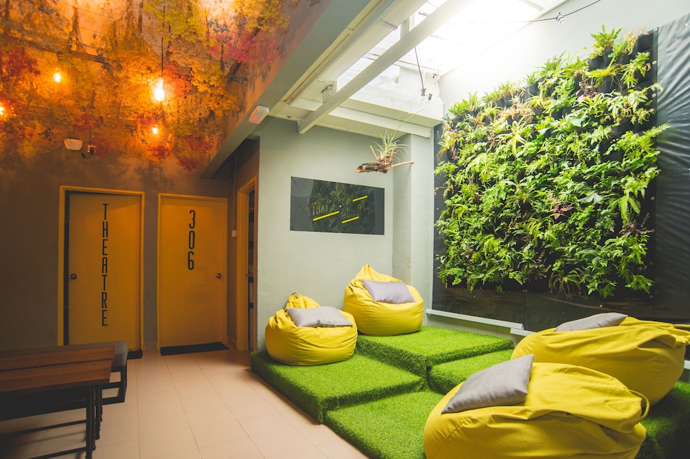 Traveller Bunker Hostel 30/45