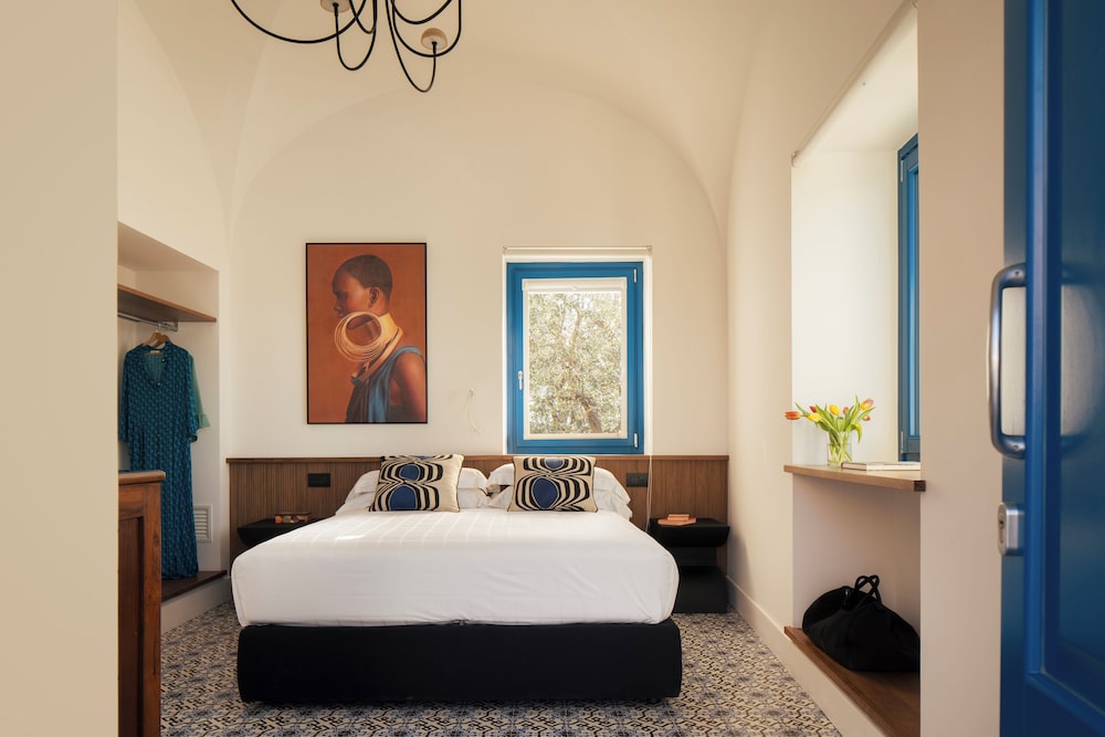 DELUXE, QUEEN BED, PARTIAL SEA VIEW, BALCONY, NEAR BUILDING