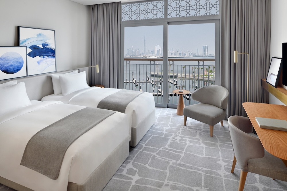 DELUXE, TWIN BEDS, PARTIAL MARINA VIEW