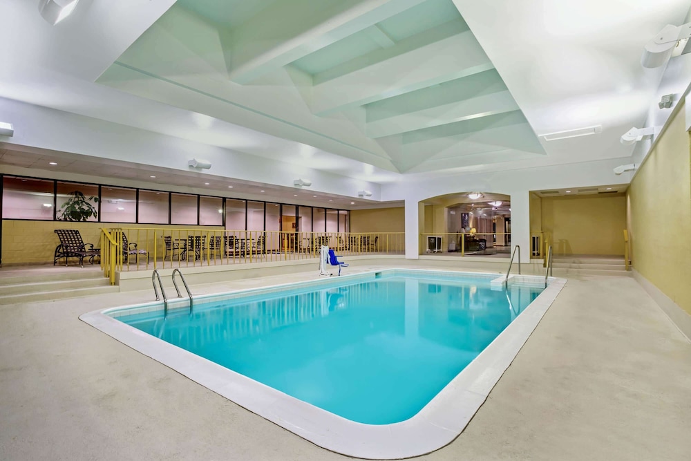 La Quinta Inn & Suites by Wyndham Stamford / New York City 33/59