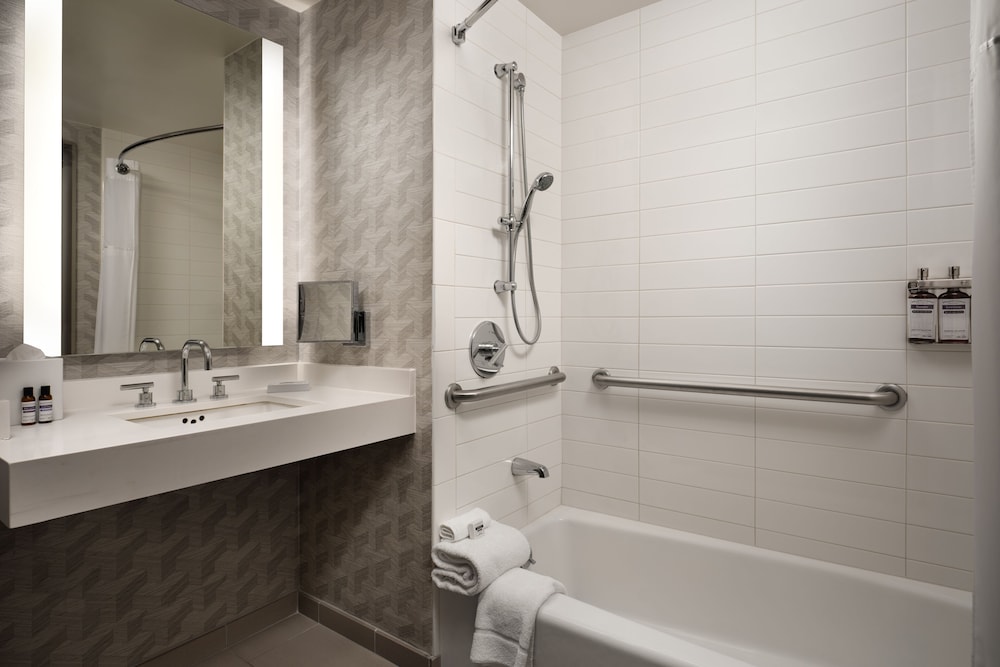 Hyatt Regency Los Angeles International Airport 44/46