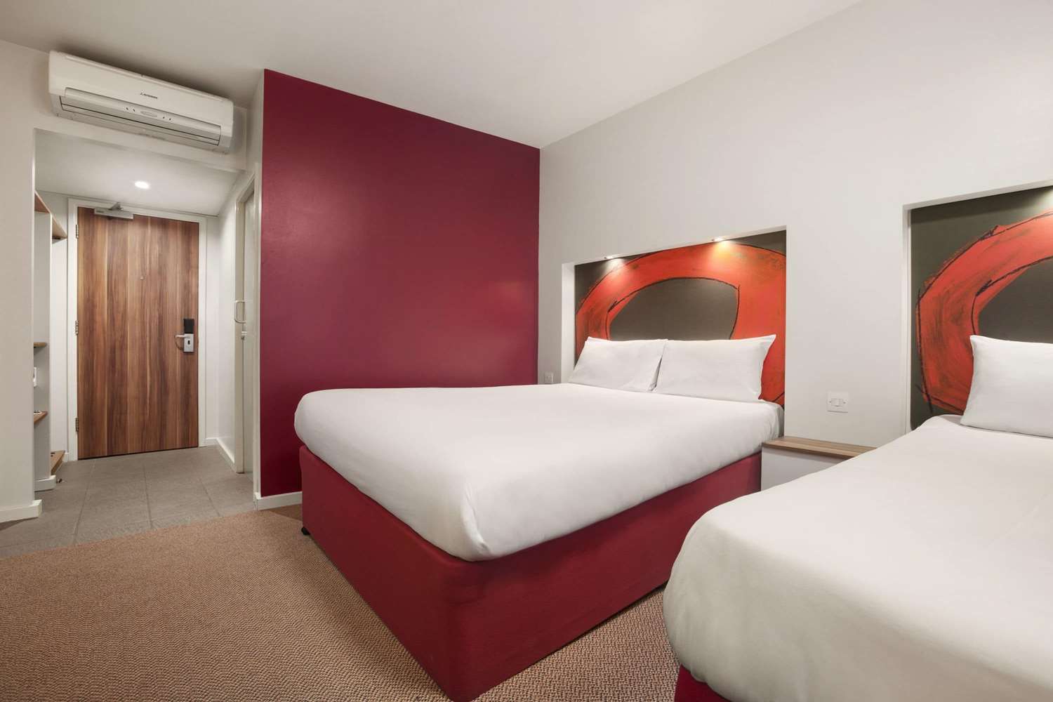 Ramada by Wyndham London Stansted Airport 11/35