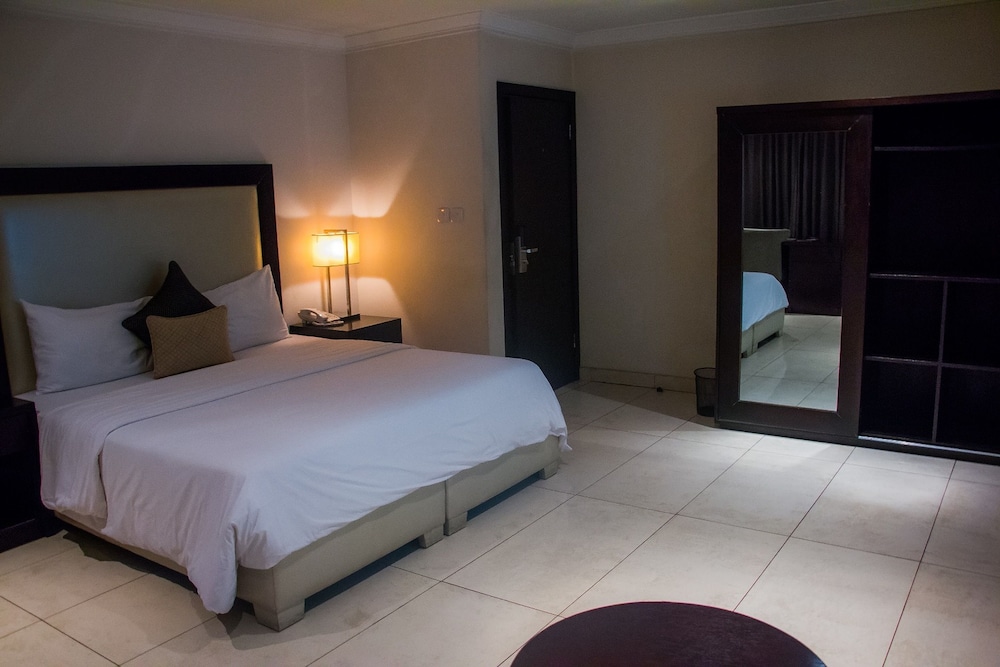 S S Hotels And Suites 13/48