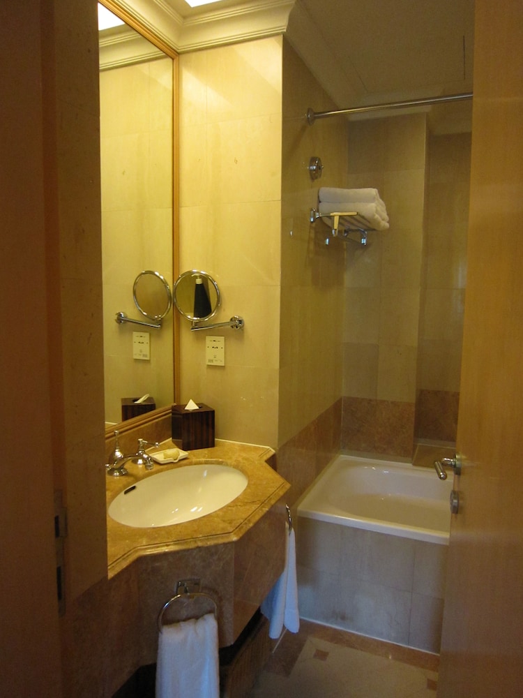 Shangri-La Apartments 17/71