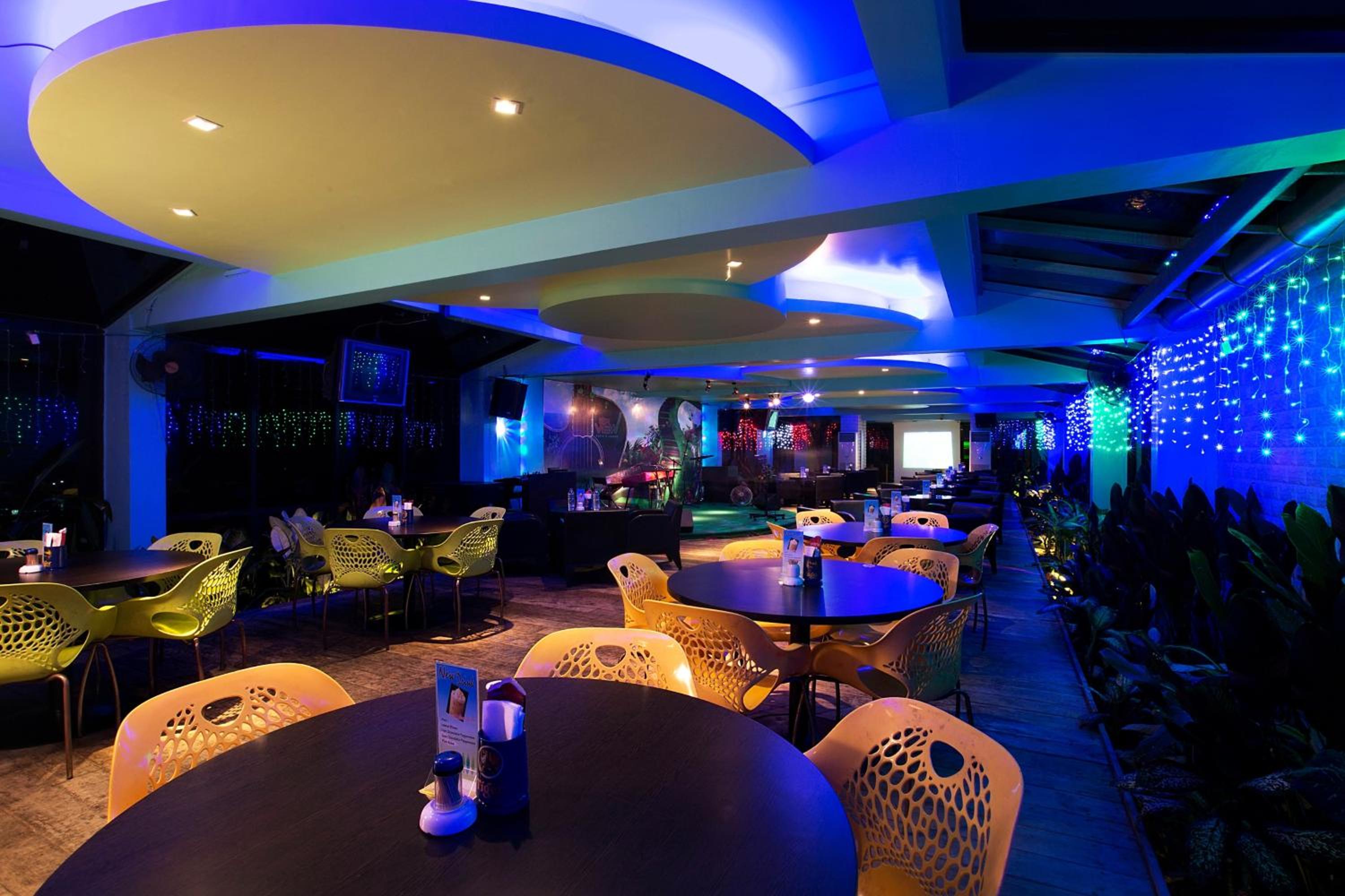 HOTEL MAXIMILLIAN 54/55
