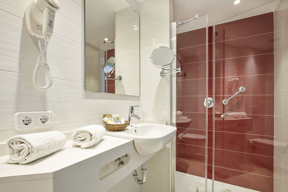 Universal Hotel Perla 50/50