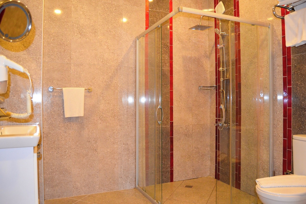 غرفة عائلية بسرير مزدوج وسريرين منفصلين بغرفتي نوم، AKKAN LUXURY HOTEL 8/9