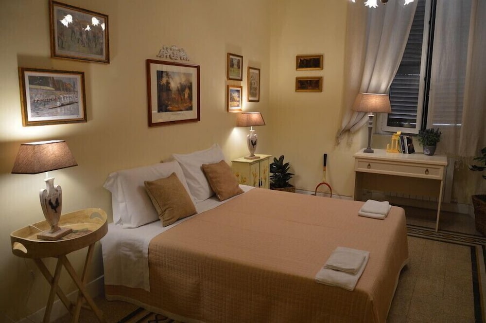 ROOM, DOUBLE OR TWIN BED