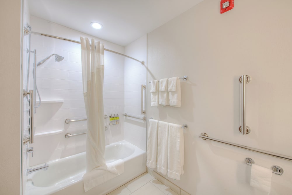 جناح بسريرين كوين مع أريكة لذوي الإعاقة، Holiday Inn Express & Suites Remington 4/5