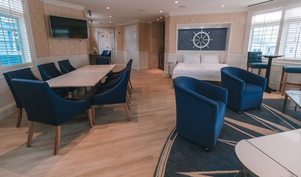 Madison Beach Hotel, Curio Collection by Hilton 69/88