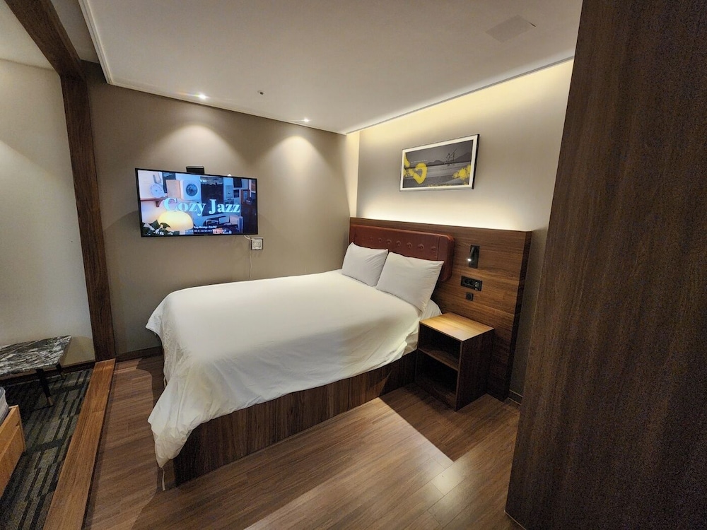 Superior, 1 Queen and 1 Single Bed