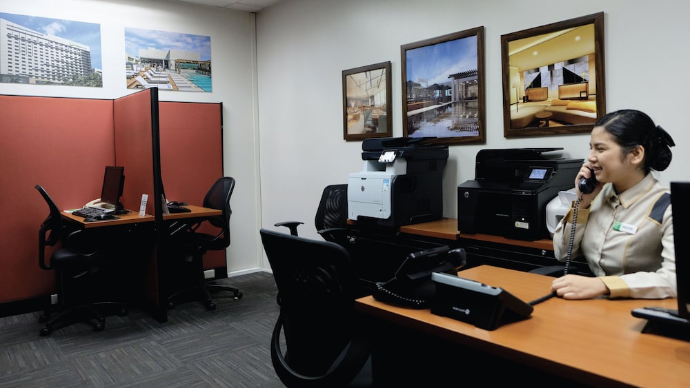 Holiday Inn & Suites Makati 64/75