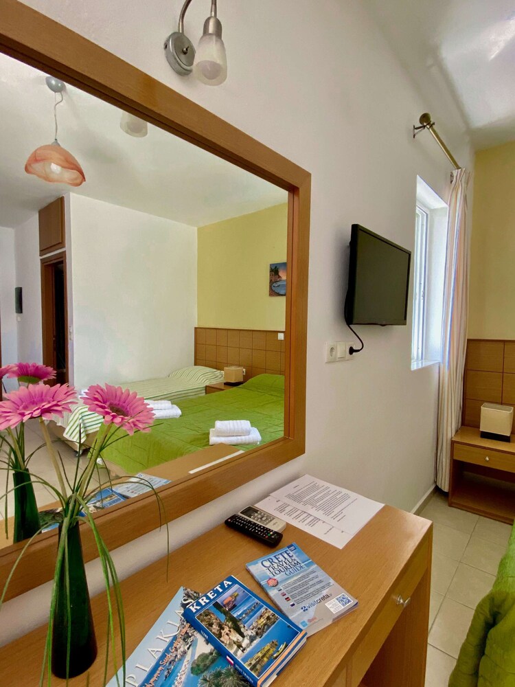 Manolis Apartments 67/72
