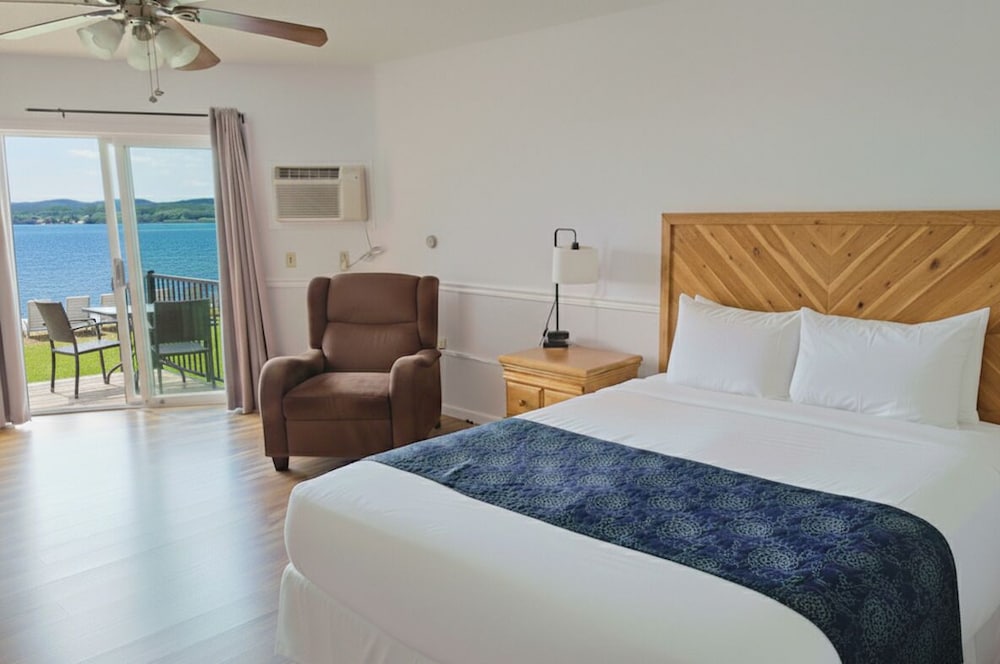 STUDIO, KING BED, BAY VIEW, SOFA, KITCHENETTE