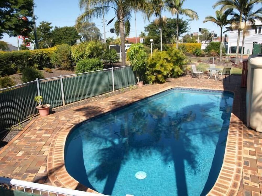 Lancaster Court Motel 27/43