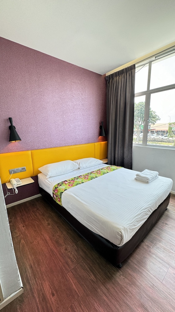 DELUXE, KING BED