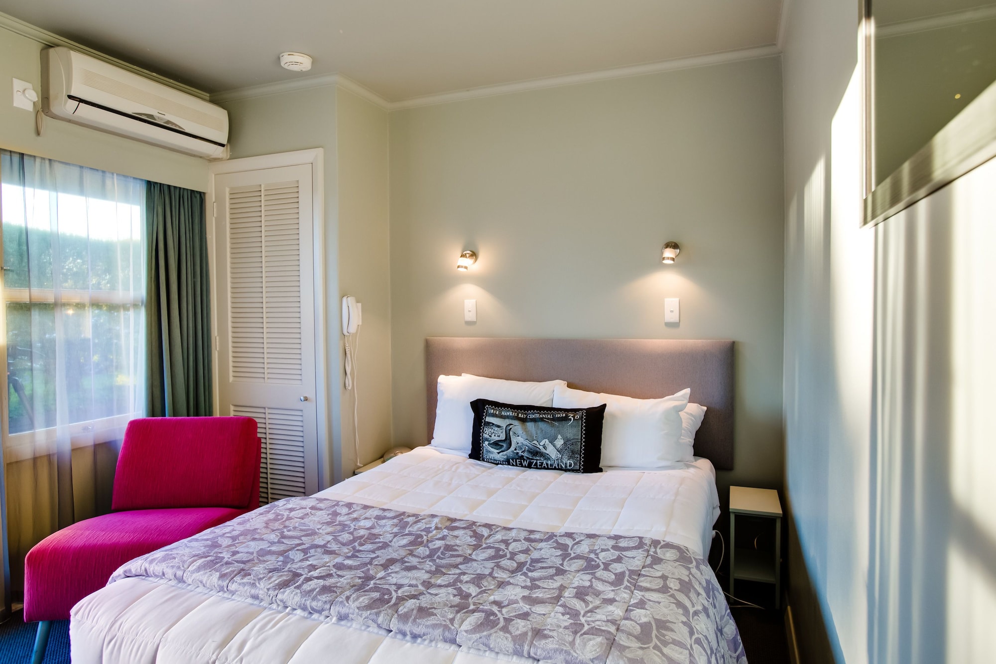 Petite, Suite, Queen Bed