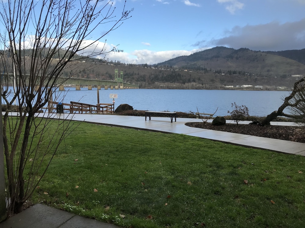 Best Western Plus Hood River Inn 75/80