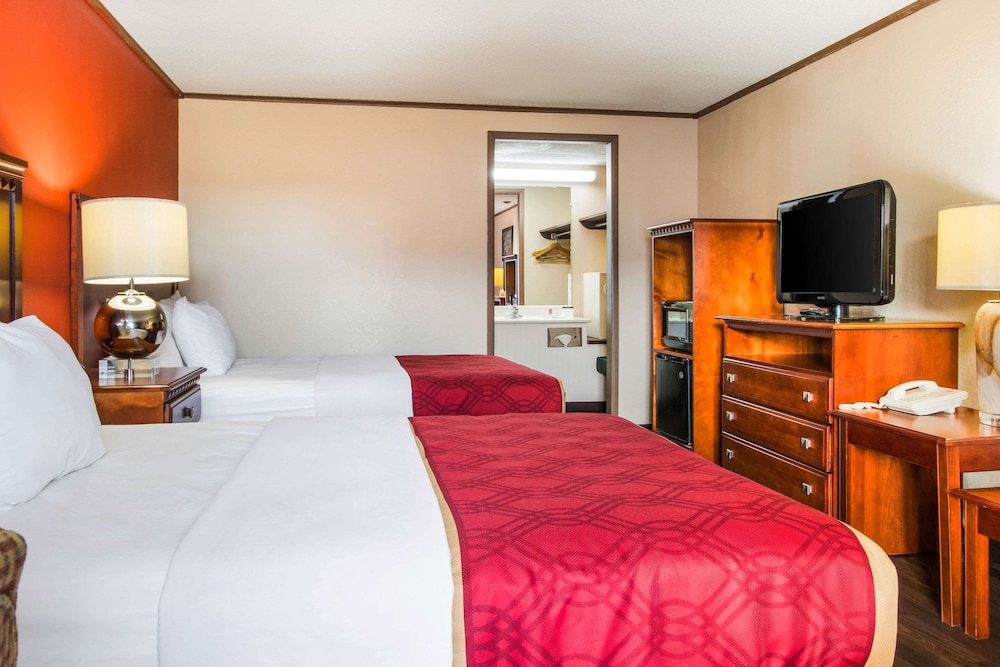 Econo Lodge Norwalk 13/28