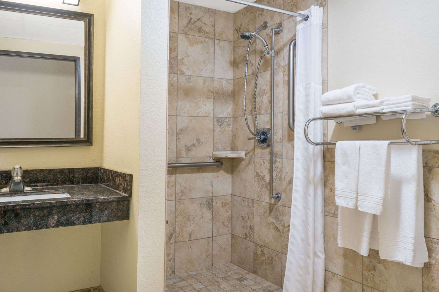 Days Inn & Suites by Wyndham Baxter Brainerd Area 8/8