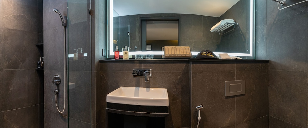 The Gravitique Hotel Khaosan 50/50