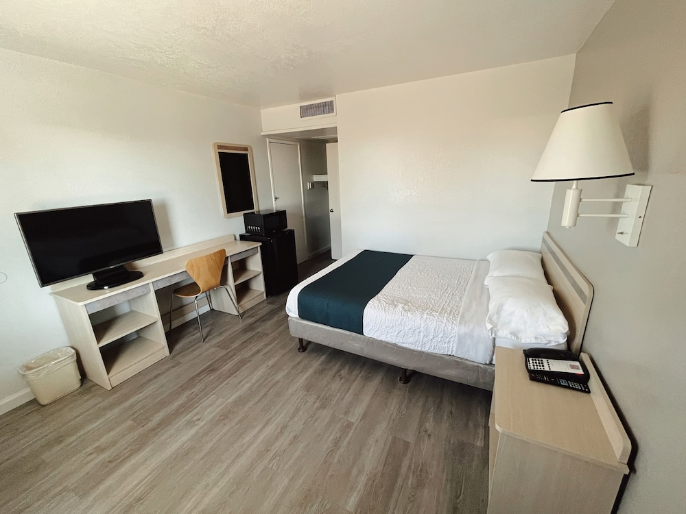 غرفة قياسية بسرير كوين لذوي الإعاقة، Motel6 Holbrook, AZ 3/4