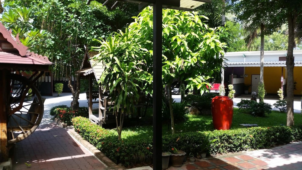 Paradise Resort 32/37